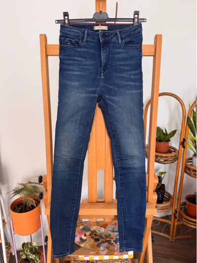 Vaqueros ajustados azules Tommy Hilfiger by Tommy Hilfiger — pre-loved on Thrifted.mt