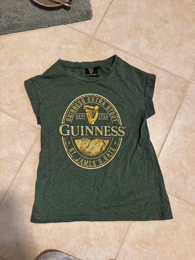 Green Guinness graphic t-shirt by Guinness — pre-loved on Thrifted.mt