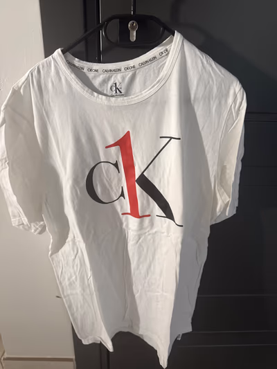 White logo T‑shirt by Calvin Klein — pre-loved on Thrifted.mt
