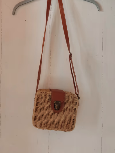 Borsa a tracolla in paglia intrecciata by No brand — pre-loved on Thrifted.mt