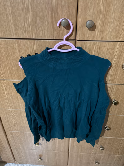 Cold Shoulder Knit Jumper — pre-loved on Thrifted.mt