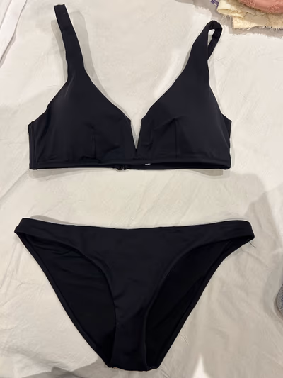 Oysho Minimalist black bikini set — pre-loved on Thrifted.mt