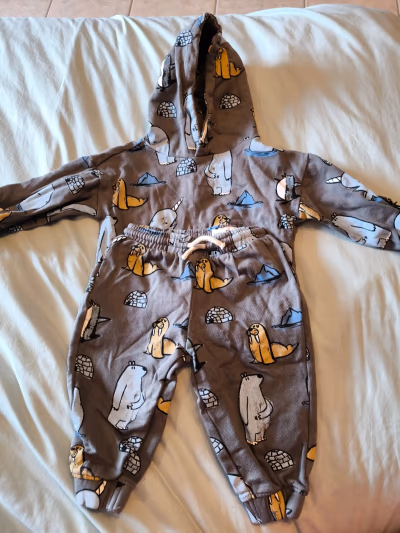 Arctic animal print tracksuit set by Lefties — pre-loved on Thrifted.mt