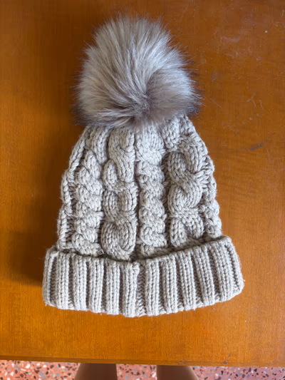 Gorro con pompón y punto trenzado — pre-loved on Thrifted.mt