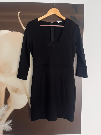 Vestido negro de manga larga con cuello en V by Patrizia Pepe — pre-loved on Thrifted.mt