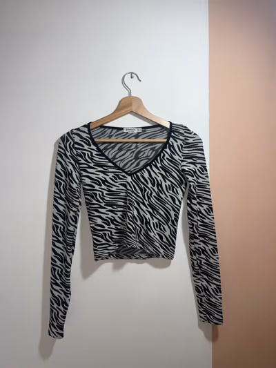 Cropped long sleeve zebra print stradivarius top by Stradivarius — pre-loved on Thrifted.mt