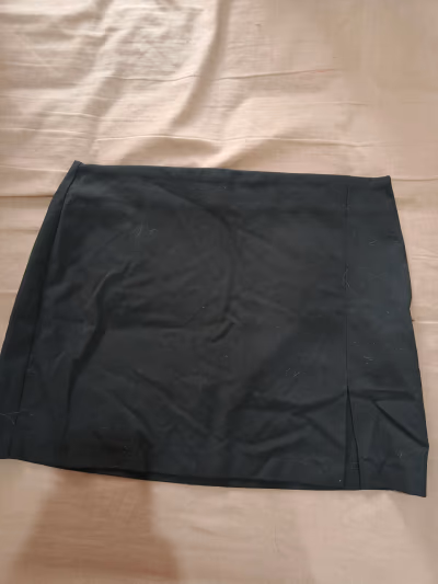 Black mini skirt with slit by Pull&Bear — pre-loved on Thrifted.mt