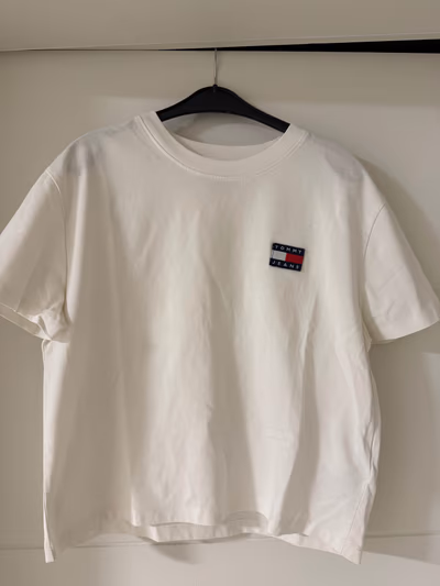 Tommy Jeans white logo t-shirt by Tommy Jeans — pre-loved on Thrifted.mt