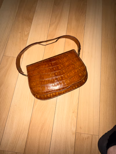 Vintage leather bag — pre-loved on Thrifted.mt