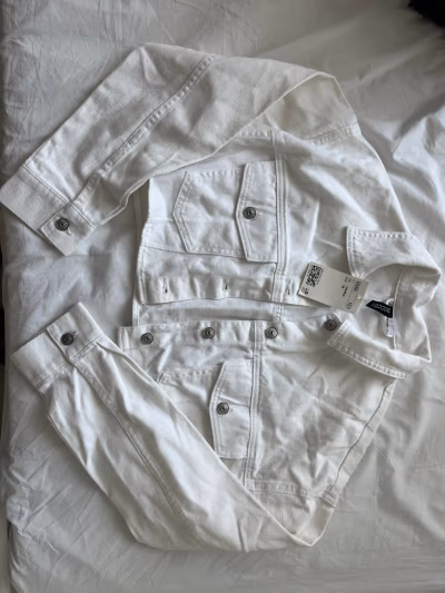White cropped denim jacket by H&M — pre-loved on Thrifted.mt