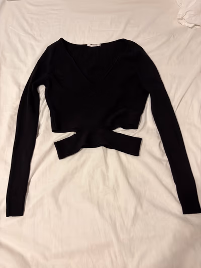 Black Ribbed Wrap Crop Top by Terranova — pre-loved on Thrifted.mt