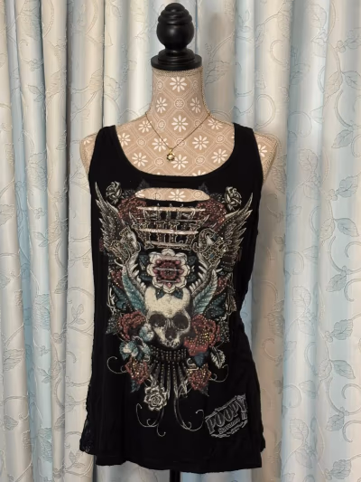 Poopy shirt Y2K by Unamed Brand — pre-loved on Thrifted.mt