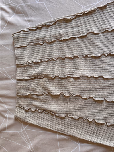 Beige ribbed ruffled mini skirt by Bershka — pre-loved on Thrifted.mt