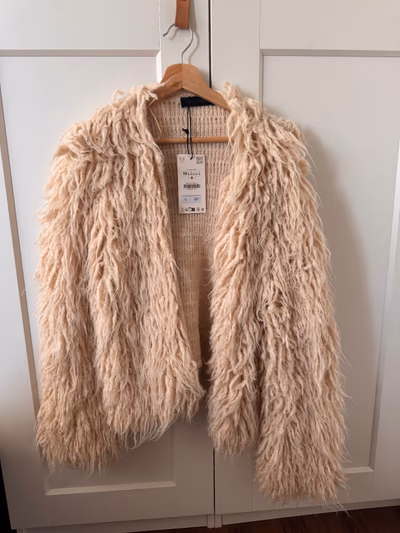 Zara - Chaqueta de pelo sintético de pelo largo - Beige - Talla M by Zara — pre-loved on Thrifted.mt