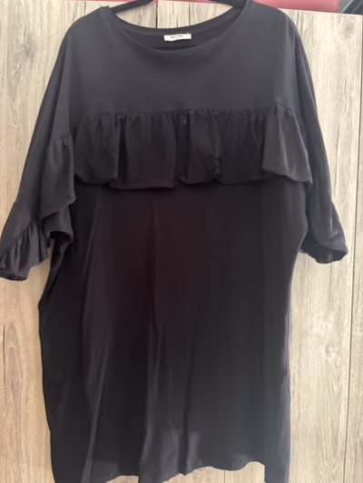 Top/vestido com detalhes em folhos pretos by MUDO FTS64 — pre-loved on Thrifted.mt