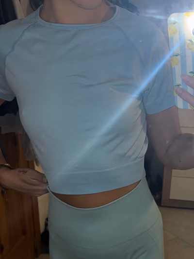 Seamless blue gym crop top — pre-loved on Thrifted.mt