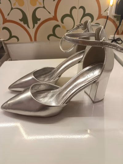Silver block heel ankle straps — pre-loved on Thrifted.mt