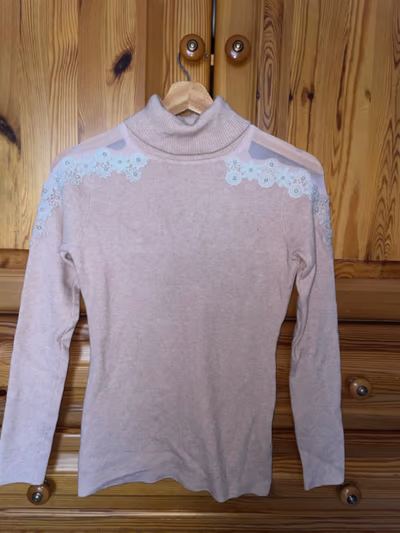 Baby Pink sweater — pre-loved on Thrifted.mt