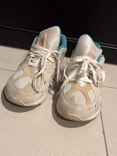 Ténis Reebok em creme e azul-petróleo by Reebok — pre-loved on Thrifted.mt