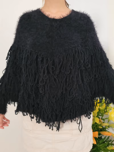 Poncho preto com mangas by Apricot — pre-loved on Thrifted.mt