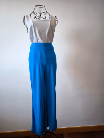 Calças de perna larga de um azul vivo by Zara — pre-loved on Thrifted.mt
