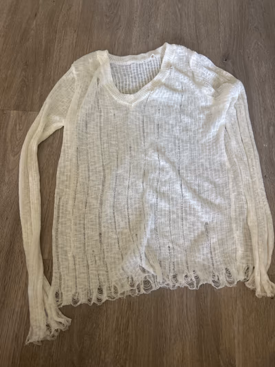 White distressed lightweight long sleeve — pre-loved on Thrifted.mt