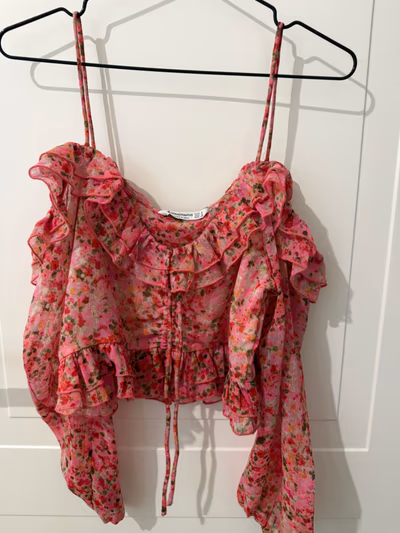 Stradivarius Floral Ruffle Crop Top by Stradivarius — pre-loved on Thrifted.mt