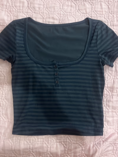 Top a righe con scollo rotondo e bottoni — pre-loved on Thrifted.mt