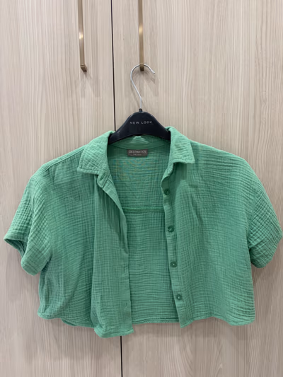Green button up cropped shirt — pre-loved on Thrifted.mt
