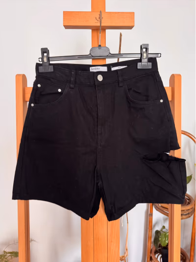 Pantalones cortos vaqueros negros desgastados estilo mom de Bershka by Bershka — pre-loved on Thrifted.mt