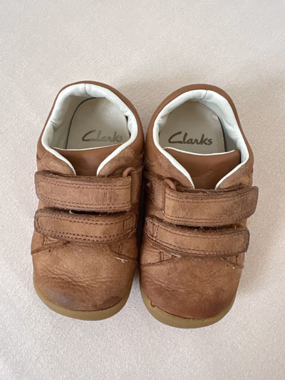 Clarks brown leather baby shoes by Clarks — pre-loved on Thrifted.mt
