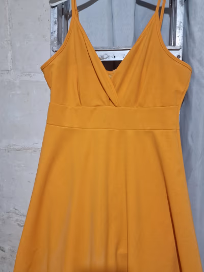 Abito con scollo a V color senape — pre-loved on Thrifted.mt