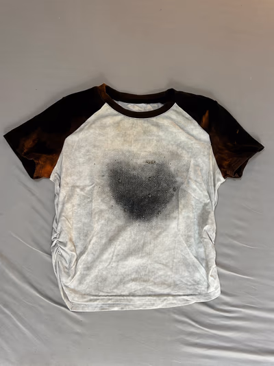 Camiseta raglán teñida con lejía — pre-loved on Thrifted.mt