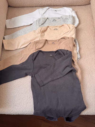 Set of 5 long-sleeves bodysuits/vests - neutral colors - 6/9 months by Next — pre-loved on Thrifted.mt