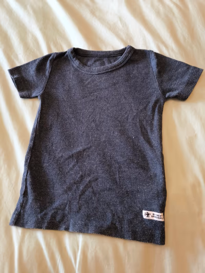 Ribbed dark grey basic t-shirt by Next — pre-loved on Thrifted.mt