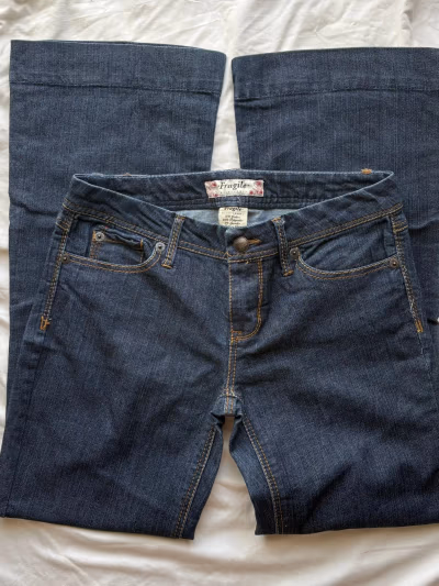 Vaqueros Fragile Y2K by Fragile — pre-loved on Thrifted.mt