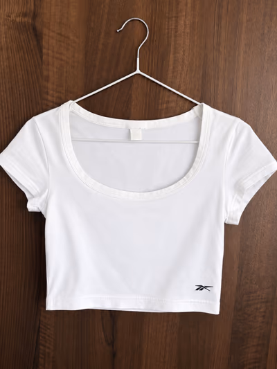 Crop top de Reebok — pre-loved on Thrifted.mt