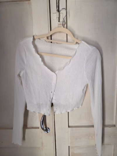 White ribbed button-down top by Temu — pre-loved on Thrifted.mt