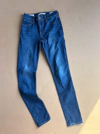 Levis 721 High Rise Skinny by Levi's — pre-loved on Thrifted.mt