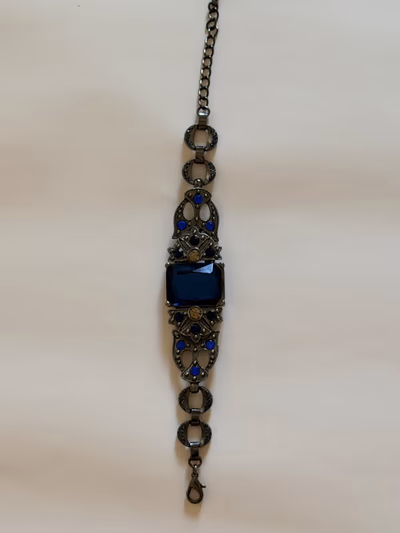 Vintage style blue stone bracelet — pre-loved on Thrifted.mt
