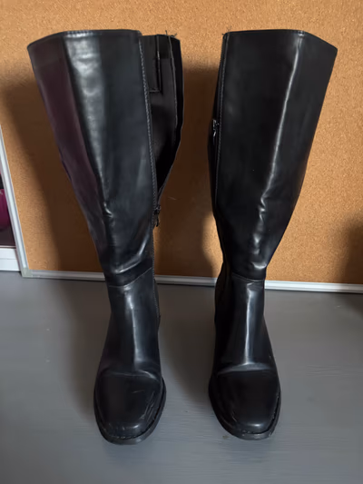 Classic Black Knee-High Boots — pre-loved on Thrifted.mt
