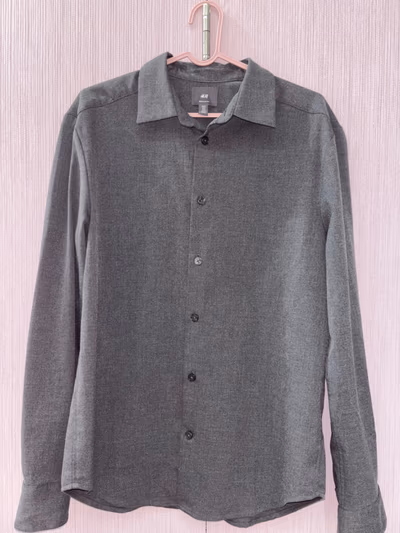 Grey shirt by H&M — pre-loved on Thrifted.mt