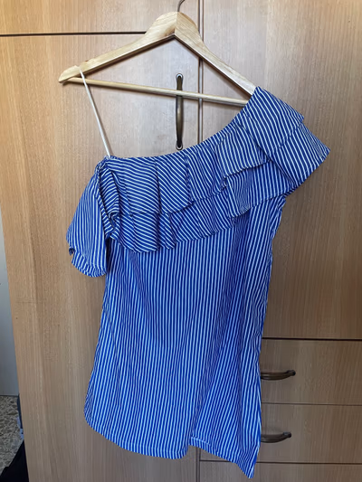Boohoo off shoulder dress — pre-loved on Thrifted.mt
