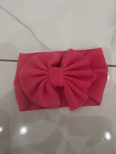 Fascia per capelli da neonata rosa acceso — pre-loved on Thrifted.mt