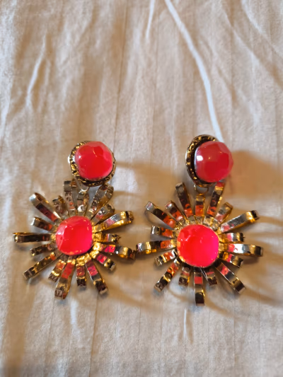 Gold-tone starburst pink earrings — pre-loved on Thrifted.mt