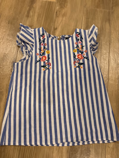 Top de manga con volantes y bordado a rayas by SHEIN — pre-loved on Thrifted.mt
