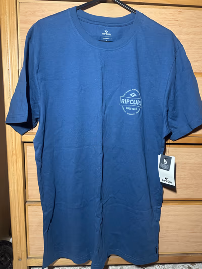 Camiseta azul Rip Curl by Rip Curl — pre-loved on Thrifted.mt