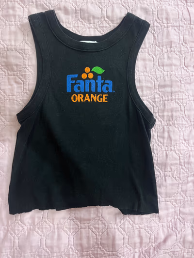 Top corto Fanta Graphic con scollo a vogatore — pre-loved on Thrifted.mt