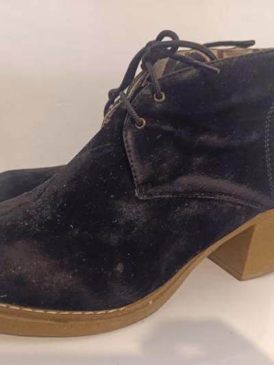 Botas de veludo preto com atacadores — pre-loved on Thrifted.mt