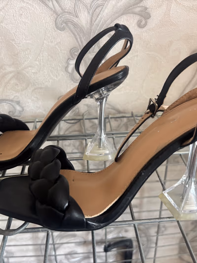 Black woven strap block heels — pre-loved on Thrifted.mt